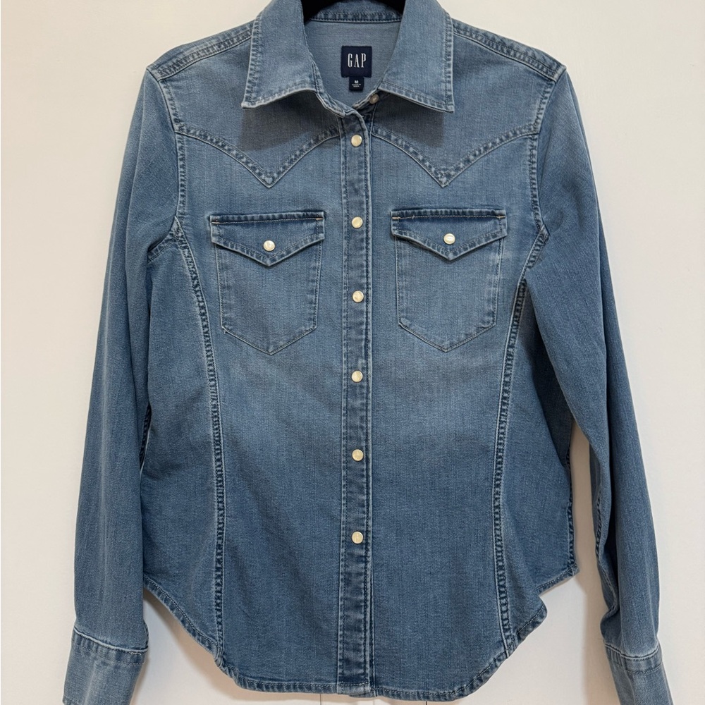 NWOT GAP Women's Blue Chambray Denim Button-Down Shirt with Snaps and Stretch